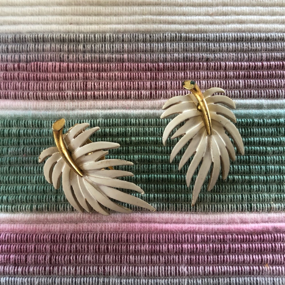 VINTAGE White Feather Clip-on Earrings 🪶 - Picture 6 of 6